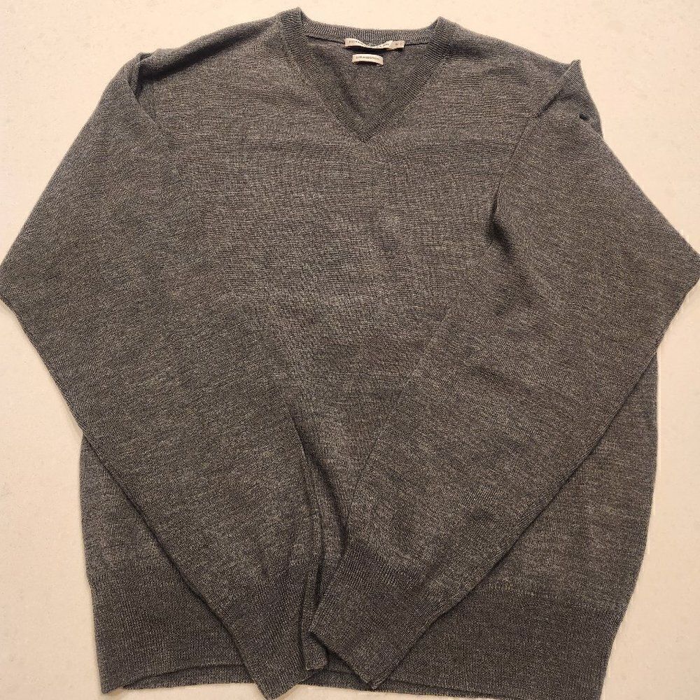 Peter Millar merino V neck sweater. Size M